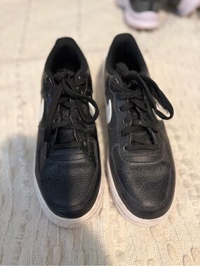 Nike Air Black and White Low-Top Sneakers 6.5Y